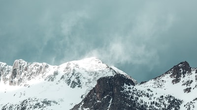 白雪皑皑的灰色山